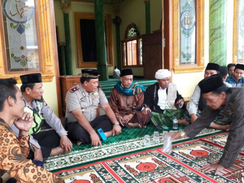 IMG-cinta-masjid-kapolsek-neglasari-berbaur-bersama-warga-melaksanakan-shalat-jumat