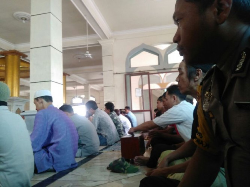 IMG-disela-rutinitasnya-binmas-aiptu-m-idris-sholat-jumat-bersama-warga-di-masjid-nurul-yaqin-jatake