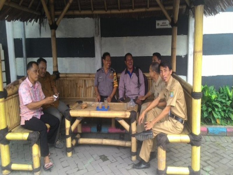 IMG-ngariung-bareng-3-pilar-di-saung-kelurahan-periuk-jaya-sharing-kamtibmas-bersama-staf-kelurahan