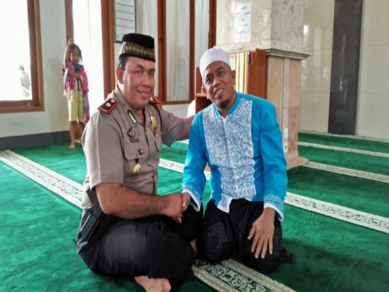 IMG-kapolsek-himbau-jemaah-maksimalkan-siskamling-dalam-safari-jumat-polsek-neglasari