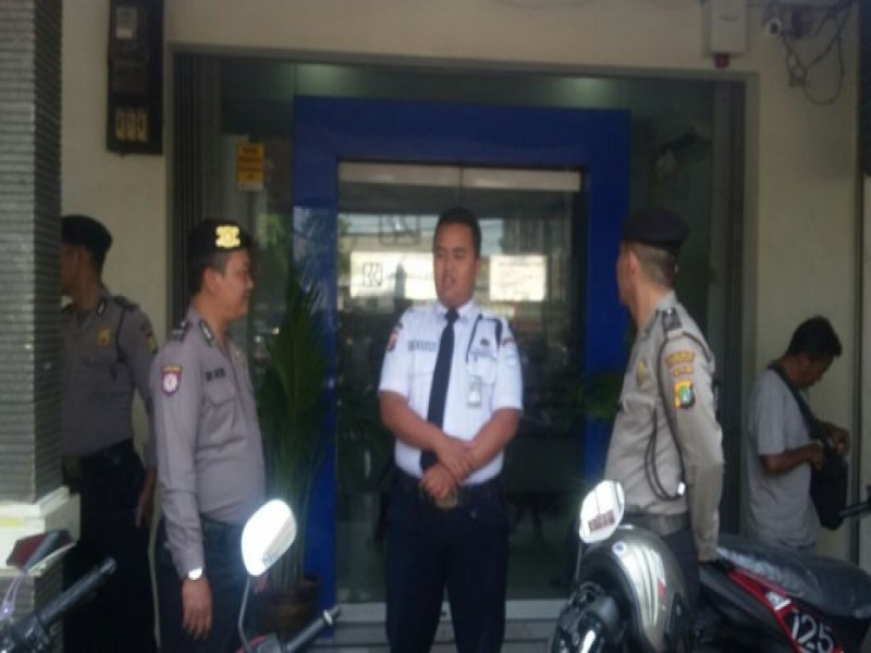 IMG-unit-sabhara-polsek-neglasari-antisipasi-kejahatan-terhadap-nasabah-bank