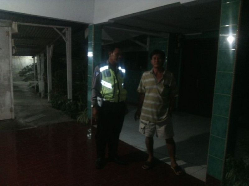 IMG-patroli-dialogis-pagi-dini-hari-ipda-hendro-himbau-warga-pastikan-pintu-rumah-dalam-keadaan-terkunci
