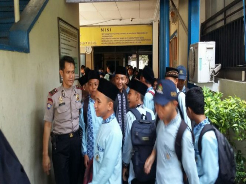 IMG-kanit-binmas-polsek-jatiuwung-iptu-fahyani-laksanakan-polkiss-di-smp-pgri-jatiuwung