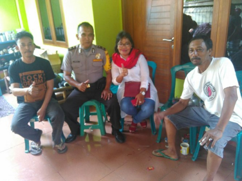 IMG-bhabinkamtibmas-polsek-jatiuwung-aiptu-priyadi-sambangi-ketua-rw12-gebang-raya