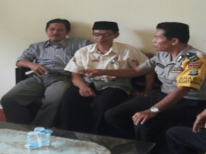 IMG-walaupun-di-hari-libur-bhabinkamtibmas-polsek-jatiuwung-sambangi-tomas-dan-warga-keroncong