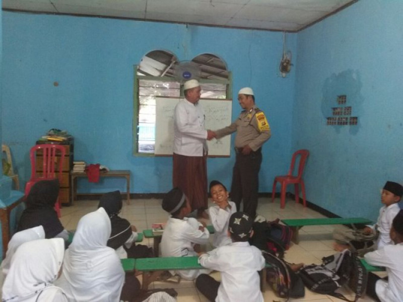 IMG-binmas-kedaung-baru-sambangi-toga-dan-motivasi-murid-madrasah