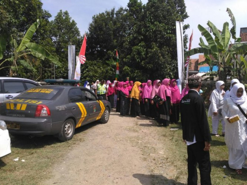 IMG-kapolsubsektor-palem-semi-kawal-keberangkatan-majelis-dzikir-al-ikhlas-ke-jambe-kab-tangerang