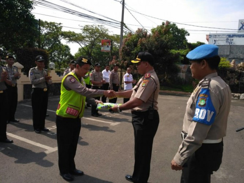 IMG-pemberian-hadiah-atas-dedikasi-anggota-sabhara-oleh-kapolsek-neglasari-dalam-apel-pagi