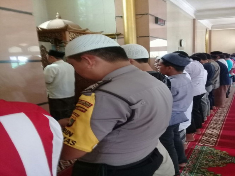 IMG-giat-cinta-masjid-bhabinkamtibmas-kelurahan-periuk-sholat-dzuhur-berjamaah-di-masjid-bersama-warga