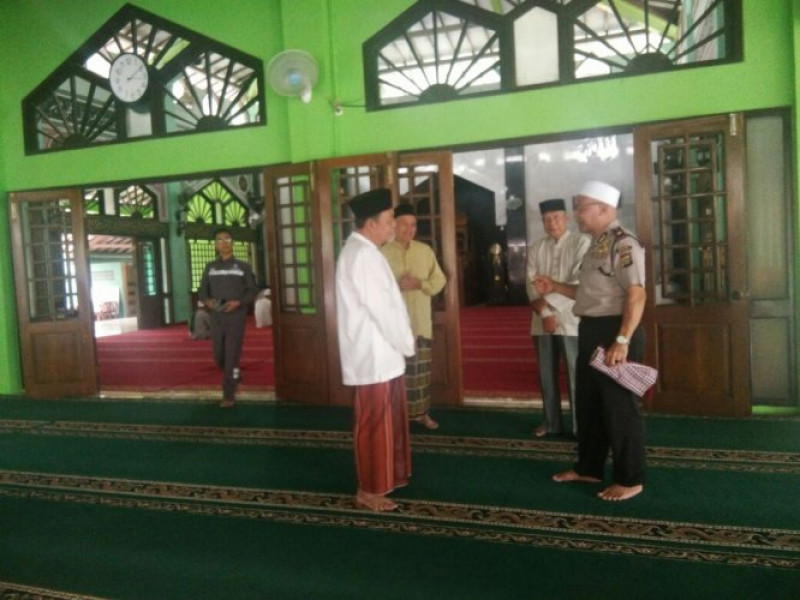 IMG-kapolsek-benda-shalat-ashar-dengan-tokoh-agama-dan-tokoh-masyarakat-masjid-al-hikmah-basecamp