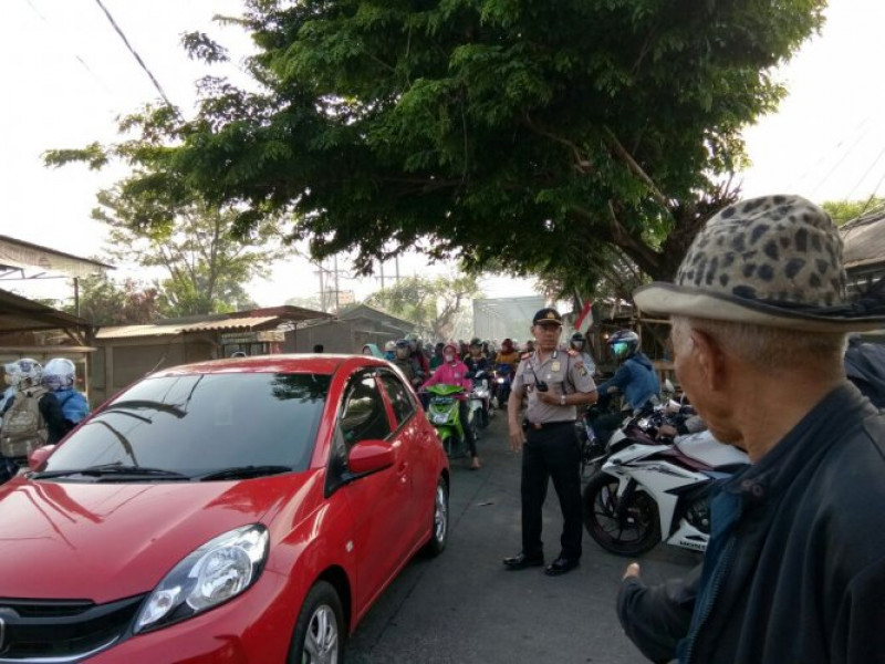 IMG-kapolsek-pakuhaji-terjun-pantau-personil-di-titik-yang-di-anggap-rawan-kemacetan