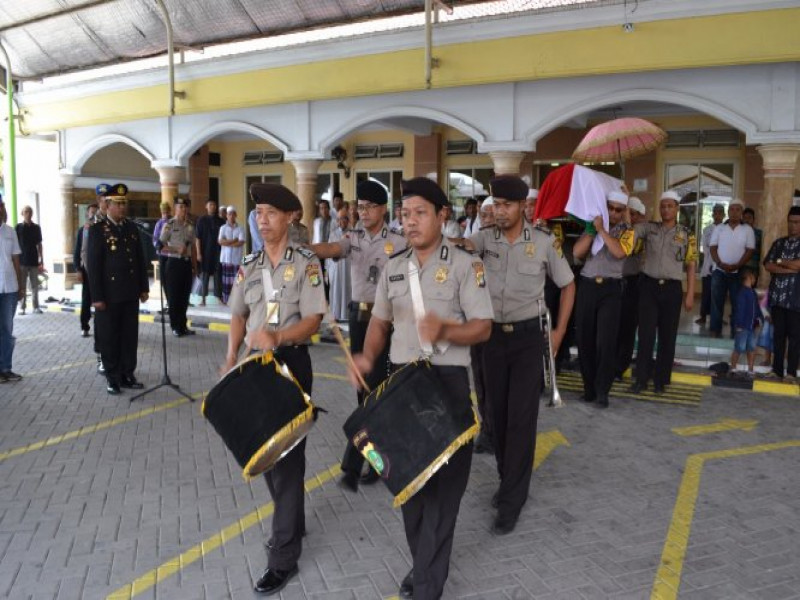 IMG-kapolsek-jatiuwung-menjadi-inspektur-upacara-serah-terima-jenazah-alm-aiptu-nurdin