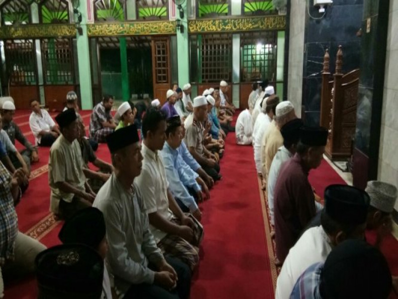 IMG-kapolsek-benda-melaksanakan-shalat-magrib-di-masjid-al-hikmah