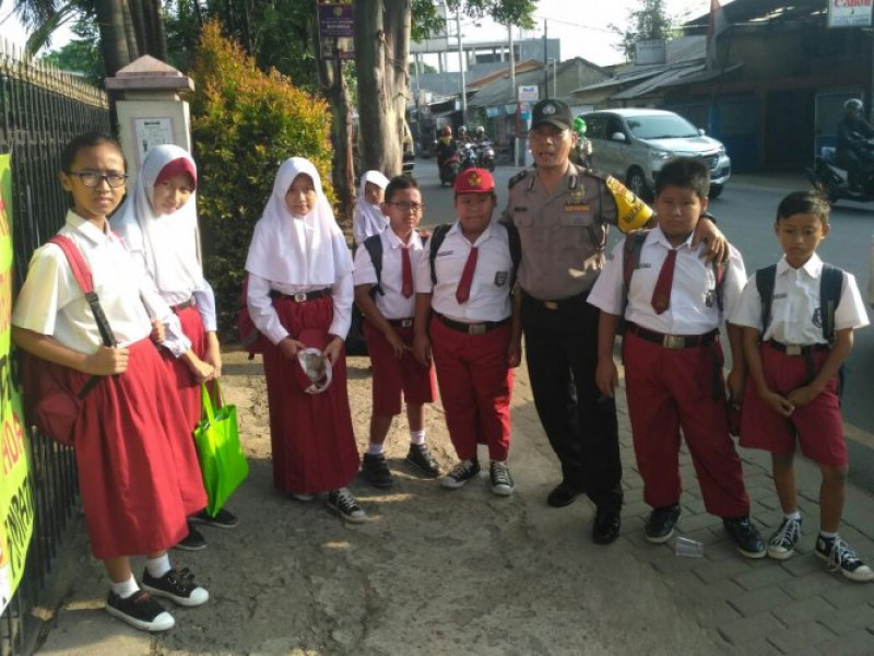 IMG-bhabinkamtibmas-polsek-cipondoh-ajak-para-siswa-untuk-tidak-membully