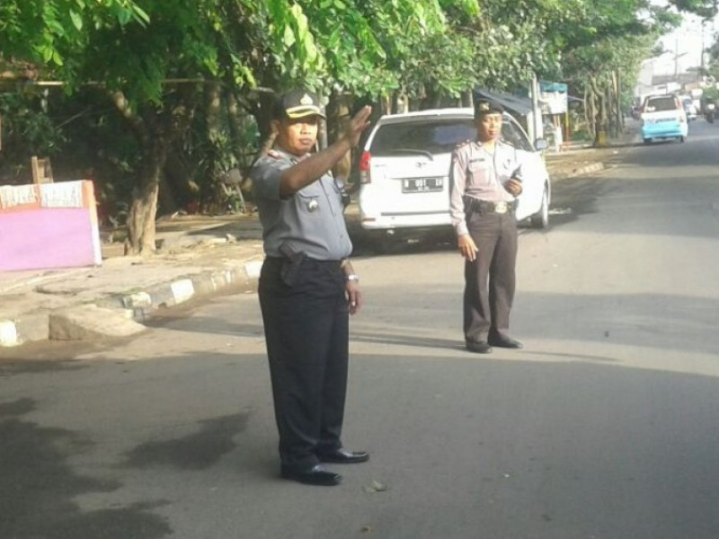 IMG-kapolsek-neglasari-berikan-pelayanan-pagi-hari-kepada-masyarakat-dengan-mengatur-lalu-lintas