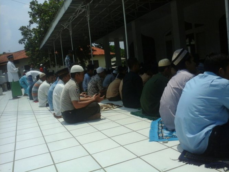 IMG-bhabinkamtibmas-polsek-sepatan-aiptu-muslikh-himbau-jemaah-masjid