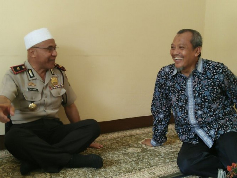 IMG-kapolsek-benda-bersilaturahmi-ke-tokoh-agama-yang-juga-merupakan-pimpinan-pondok-pesantren-at-taqwa