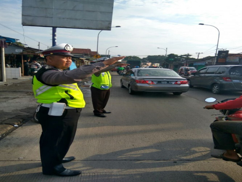 IMG-berikan-pelayanan-kepada-para-pengguna-jalan-lantas-polsek-jatiuwung-lakukan-gatur-lalin-pada-pagi-hari