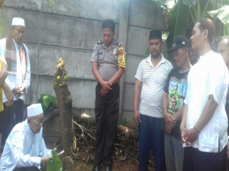 IMG-binmas-polsek-jatiuwung-aiptu-m-idris-ikuti-prosesi-pemakaman-alm-kardi-di-tpu-kp-kebon-cau-jatake