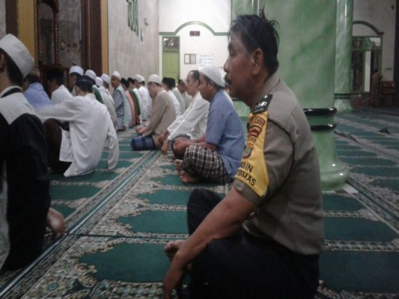 IMG-anggota-binmas-polsek-cipondoh-laksanakan-sholat-subuh-berjamaah