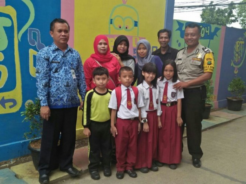 IMG-berikan-rasa-aman-kepada-siswa-bhabinkamtibmas-polsek-cipondoh-sambangi-sdn-1-plawad