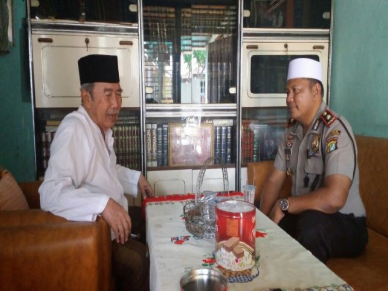 IMG-laksanakan-program-polsantren-kapolsek-jatiuwung-sambangi-pondok-pesantren-nurul-falah