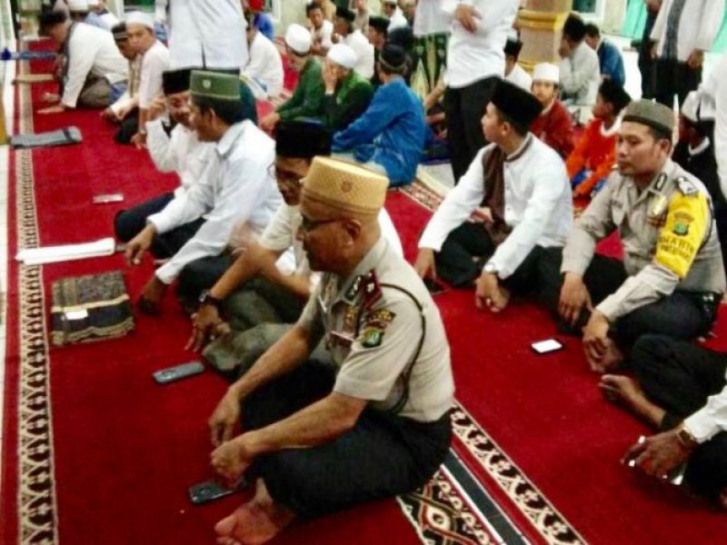 IMG-kapolsek-benda-beserta-lurah-jurumudi-baru-dan-bhabinkamtibmas-melaksanakan-shalat-jumat-di-masjid-al-muhajirin