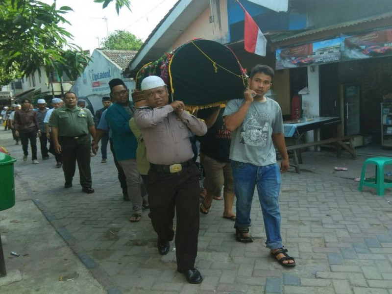 IMG-bripka-haris-bersama-warga-cibodasari-gotong-jenazah-alm-m-sodik-sampai-ke-pemakaman