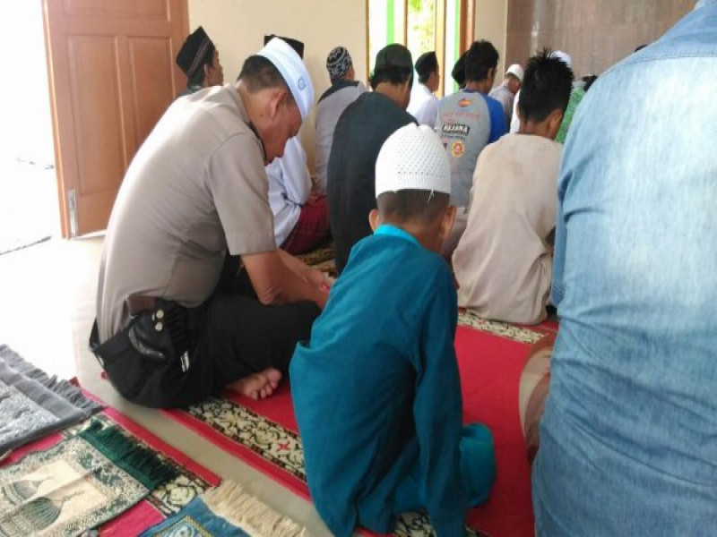 IMG-kapolsek-pakuhaji-akp-suyatno-sh-bersama-aiptu-sumadi-bhabinkamtibmas-melaksanakan-sholat-jumat-di-masjid-al-muhajirin