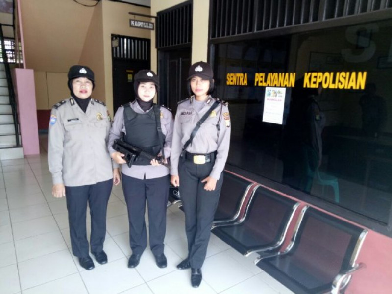 IMG-polwan-bersenjata-lengkap-amankan-kantor-polsek-neglasari