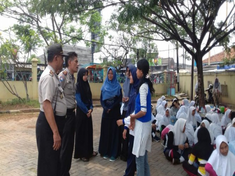 IMG-wakapolsek-dan-kanit-binmas-polsek-sepatan-peduli-dengan-siswa-siswi-pelajar