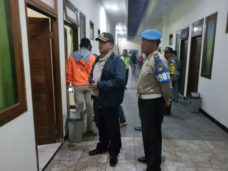 IMG-kapolsek-neglasari-lakukan-razia-dan-pengecekan-pada-malam-hari