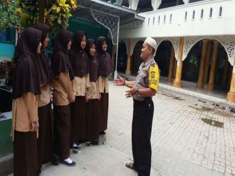 IMG-polkiss-di-madrasah-aliyah-al-kamil-bripka-m-zaenudin-berikan-penyuluhan-narkoba-dan-kenakalan-remaja