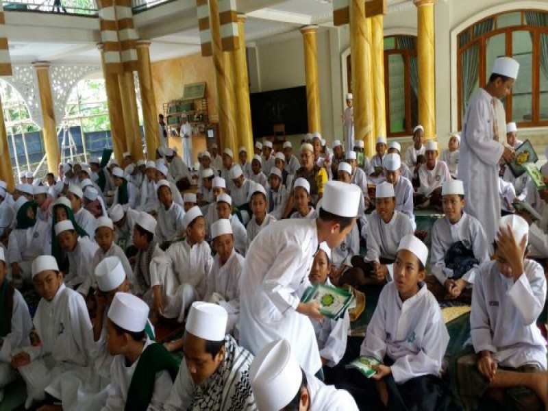 IMG-polsantren-bhabinkamtibmas-alam-jaya-polsek-jatiuwung-sholat-dzuhur-berjamaah-bersama-para-santri