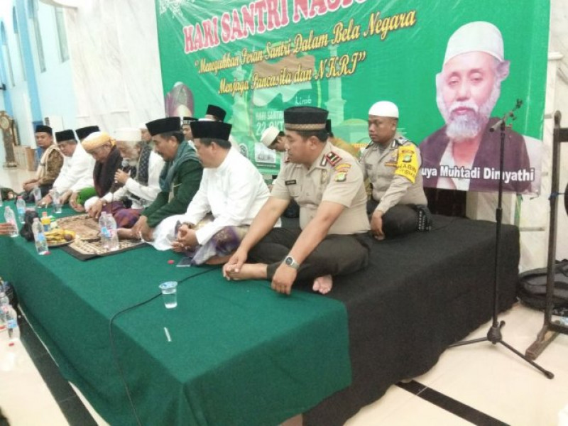 IMG-panit-binmas-dan-bhabinakmtibmas-polsek-jatiuwung-hadiri-peringatan-hari-santri-di-masjid-raya-ar-royan