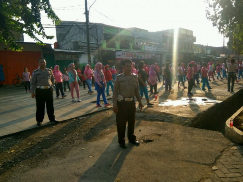 IMG-giat-car-free-day-di-jl-prambanan-lantas-polsek-jatiuwung-berikan-pelayanan-kepada-warga-yang-berolah-raga