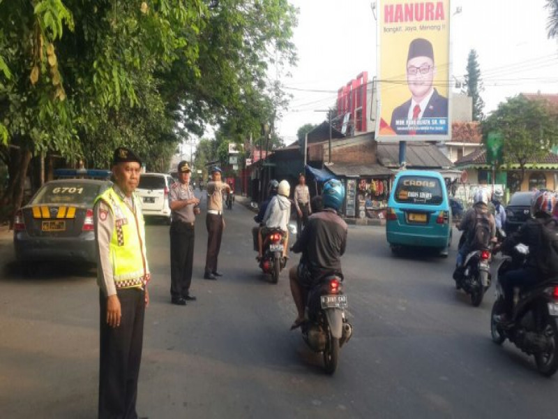 IMG-kapolsek-neglasari-berikan-pelayanan-kepolisian-di-pagi-hari