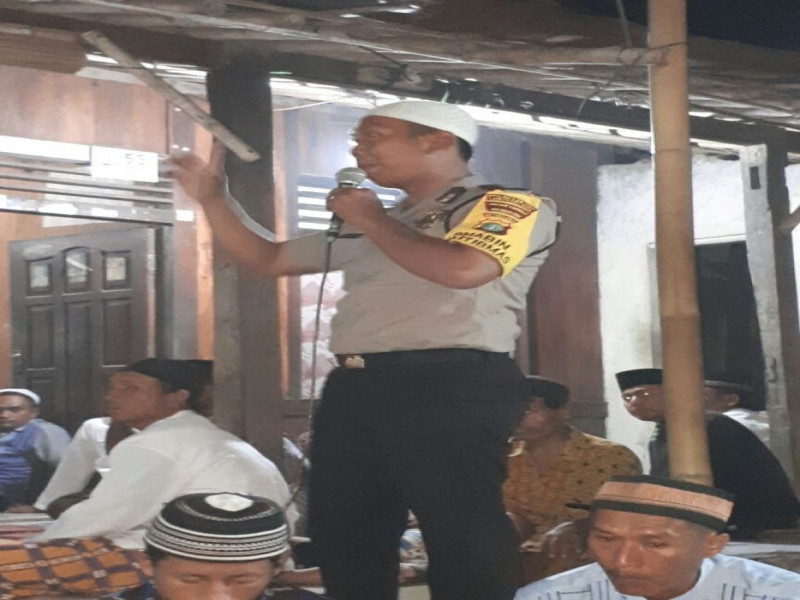 IMG-bhabinkamtibmas-bripka-mbahtiar-mengunjungi-kediaman-warga-sedang-mengadakan-tahlilan