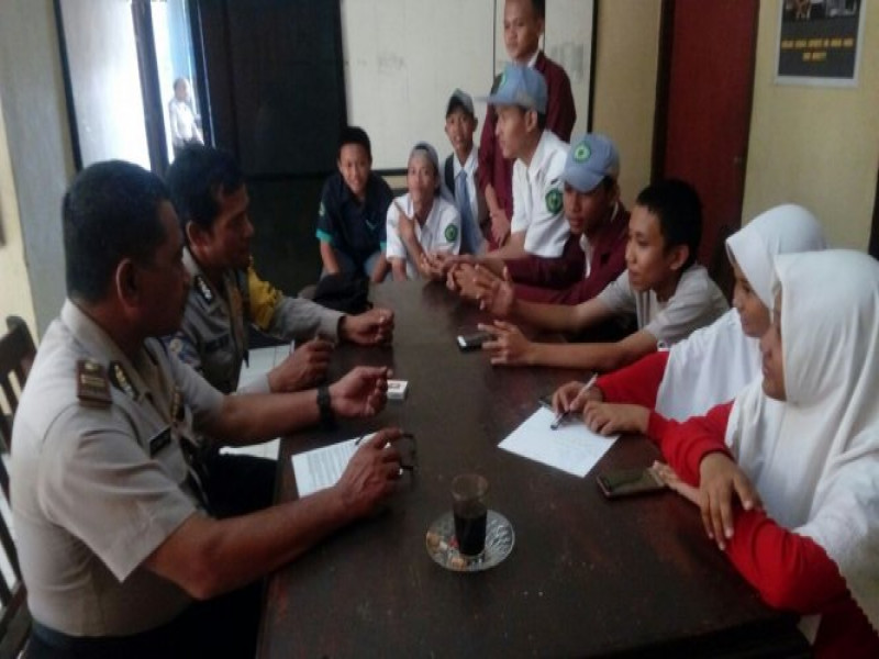 IMG-wakapolsek-dan-bhabinkamtibmas-polsek-sepatan-pembinaan-dan-penyuluhan-devinisi-ham-kepada-siswa-siswi-smkn-2-kab-tangerang