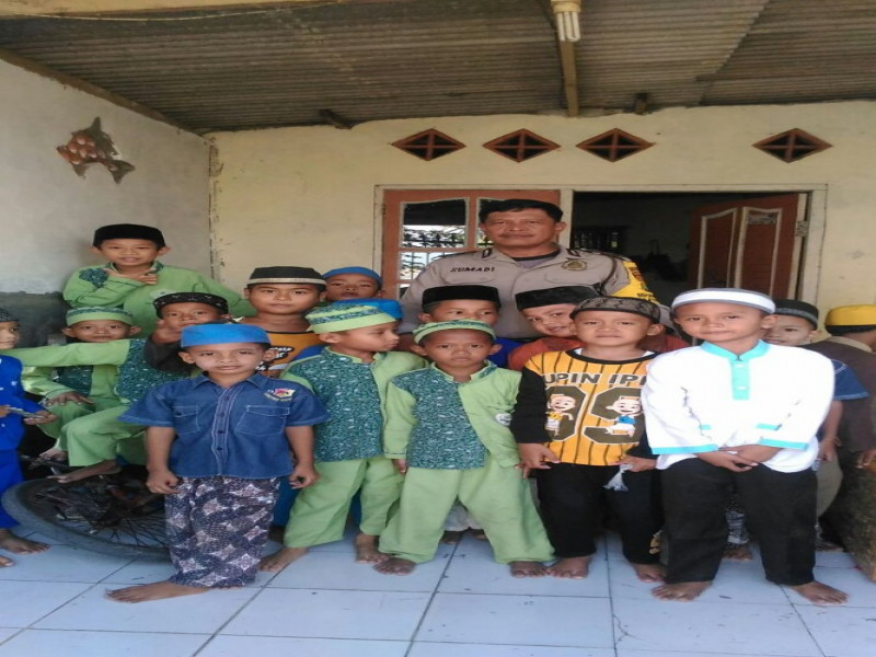 IMG-polsantren-aiptu-sumadi-babinkamtibmas-desa-suryabahari-kunjung-ke-pesantren-al-patih