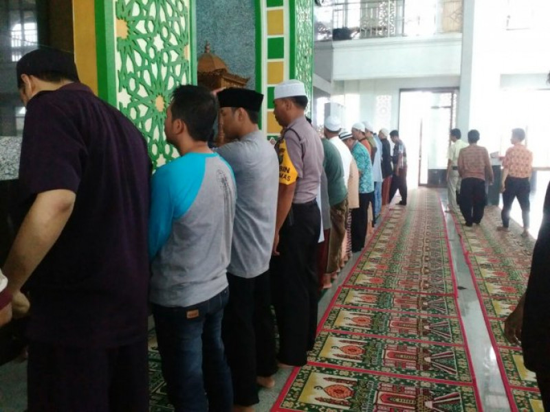 IMG-bhabinkamtibmas-polsek-jatiuwung-bersama-masyarakat-sholat-dzuhur-berjamaah-di-masjid-urwatul-wutsqo