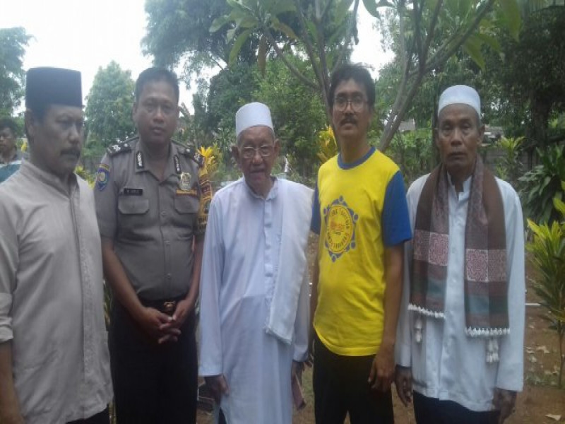 IMG-binmas-aiptu-m-idris-bersama-toga-dan-tomas-jatake-lakukan-jiarah-kubur-di-tpu-cikoneng-ilir