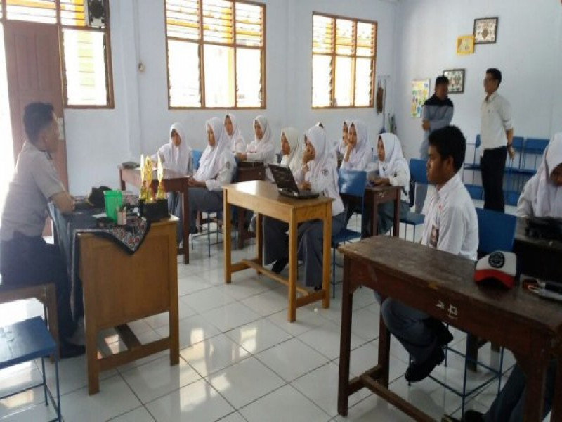 IMG-kanit-binmas-polsek-jatiuwung-iptu-fahyani-sambangi-smkn-19-tangerang