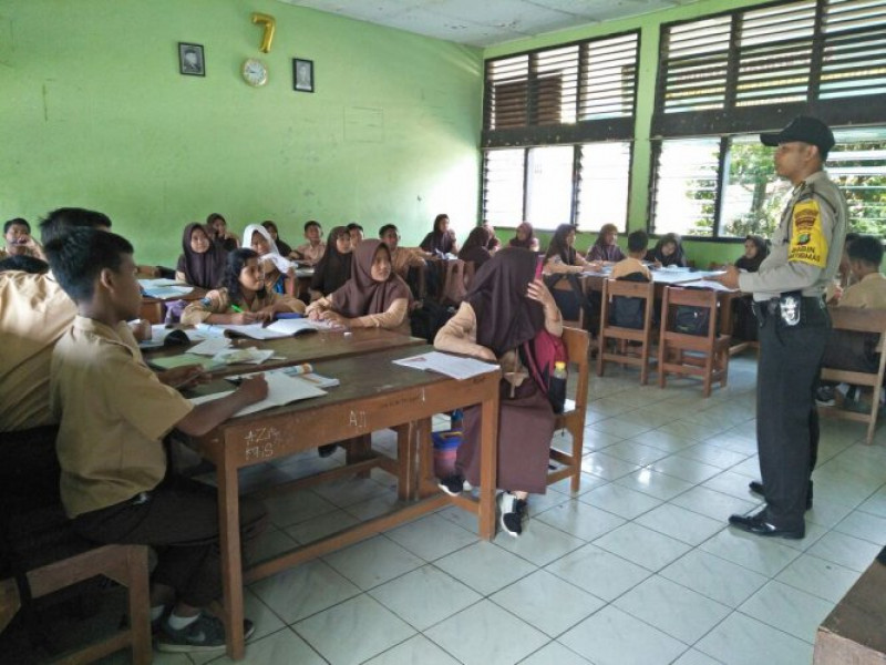 IMG-bhabinkamtibmas-polsek-sepatan-brigadir-sidik-amarullah-himbau-siswa-siswi-agar-tidak-mengkonsumsi-obat-jenis-g