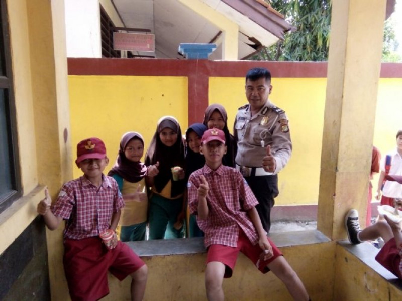 IMG-kanit-lantas-polsek-sepatan-kunjungan-dan-penghibauan-siswa-siswi-sdn-i-sarakan