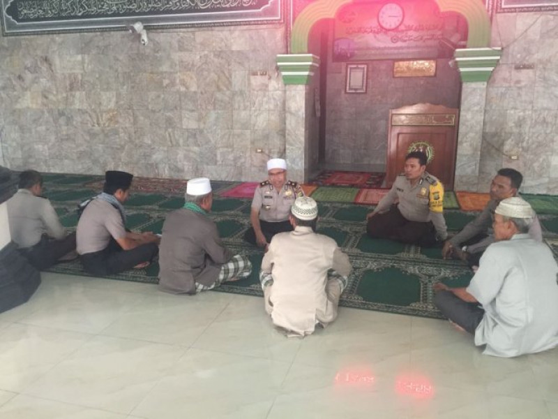 IMG-kapolsek-benda-beserta-kanit-patroli-dan-anggota-lainnya-melaksanakan-shalat-ashar-berjamaah-dengan-masyarakat