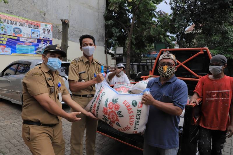 IMG-pemkot-tangerang-kembali-berikan-bantuan-pada-warga