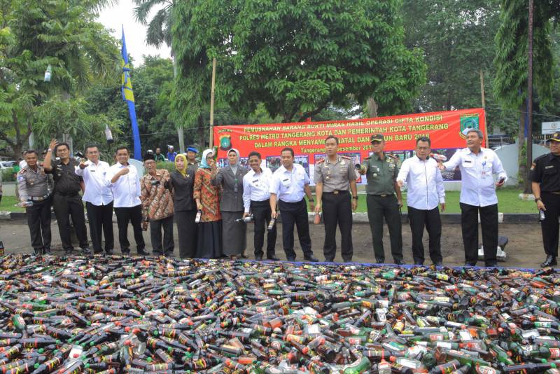 IMG-pemkot-bersama-polres-metro-tangerang-kota-musnahkan-9-500-botol-miras