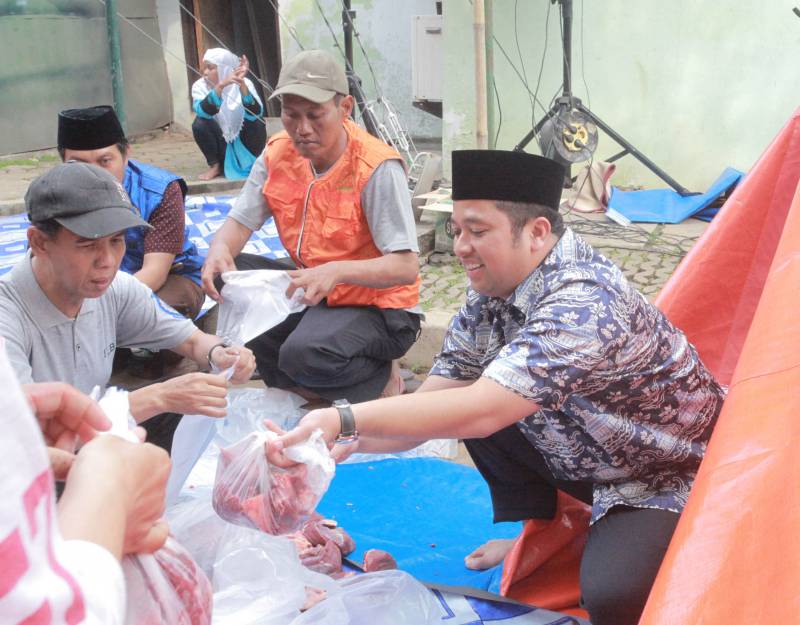 IMG-masjid-raya-al-azhom-bagikan-3500-kantong-daging-kurban