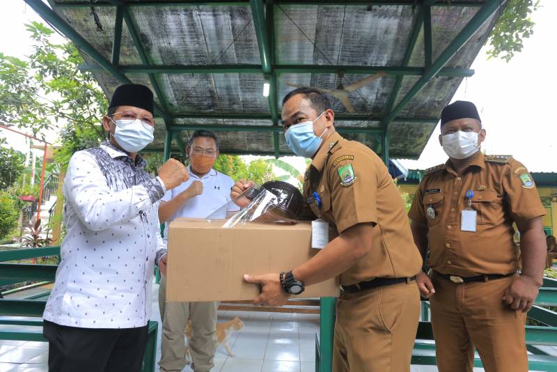 IMG-pemkot-bagikan-10-000-face-shield-untuk-pengurus-rw-serta-petugas-kelurahan-dan-kecamatan